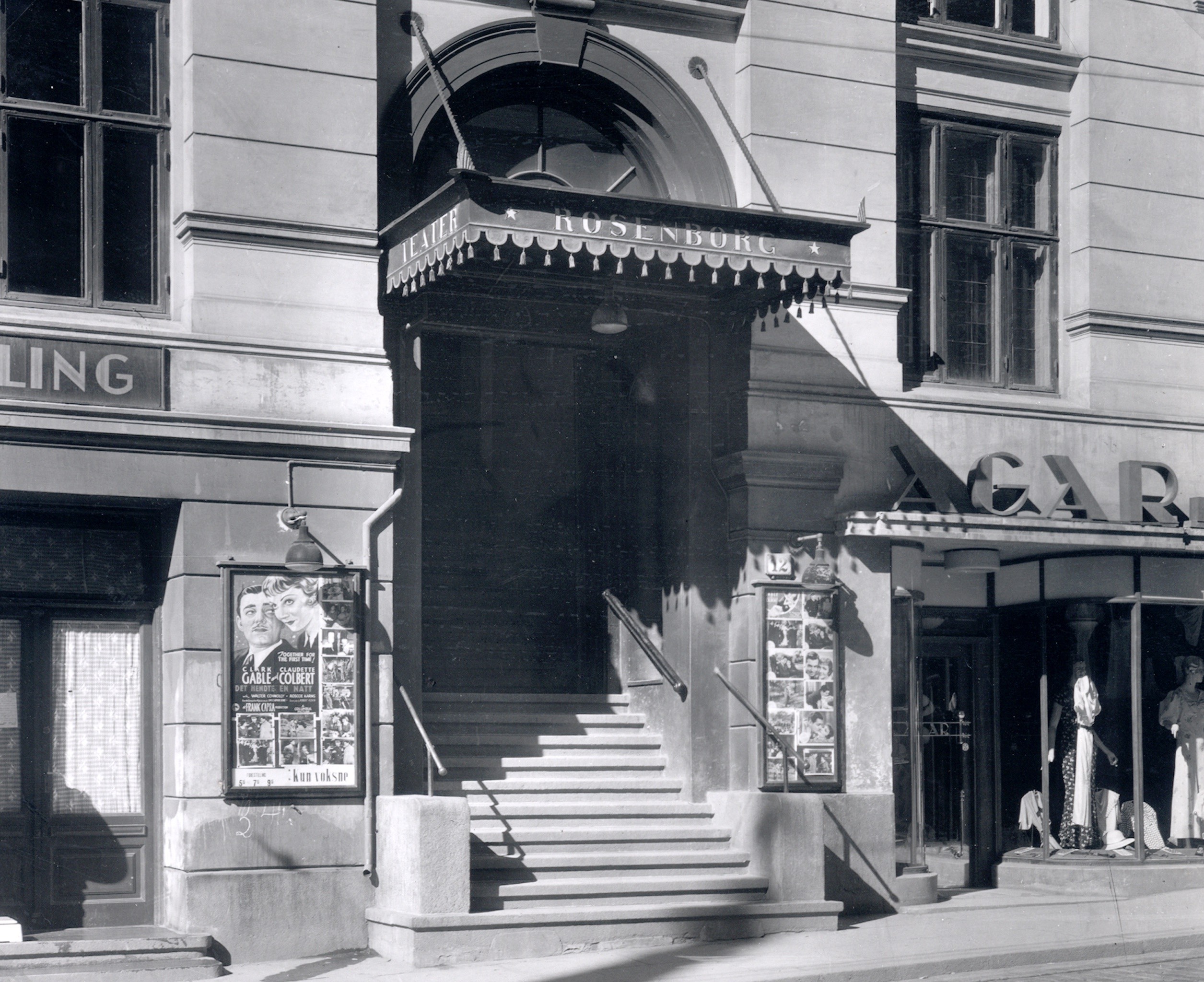 The entrance to Rosenborg Teater, with a steep staircase up from Bogstadveien, marked by a canopy