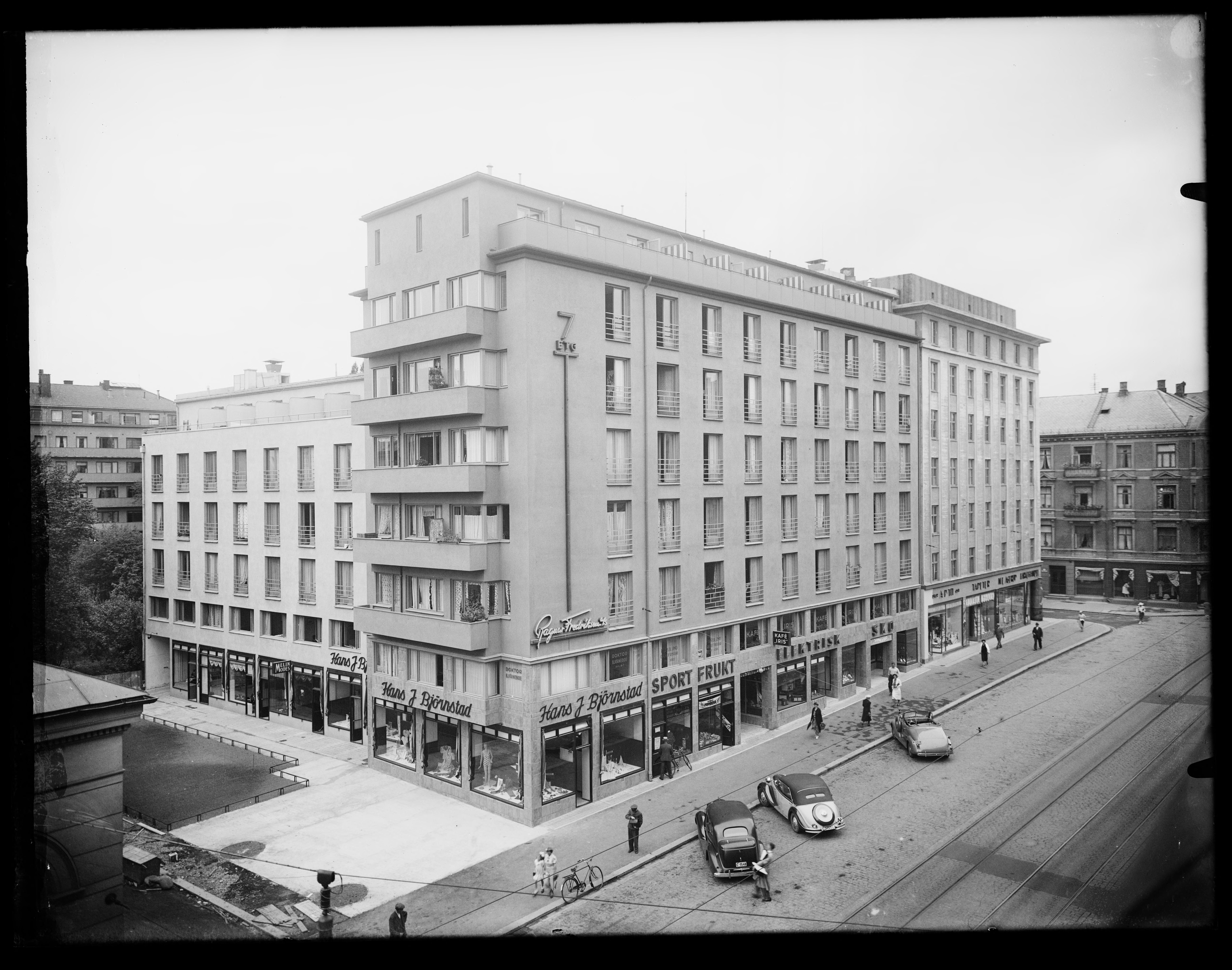 Stor forretningsg&aring;rd med butikker i f&oslash;rste etasje og syv etasjer over det