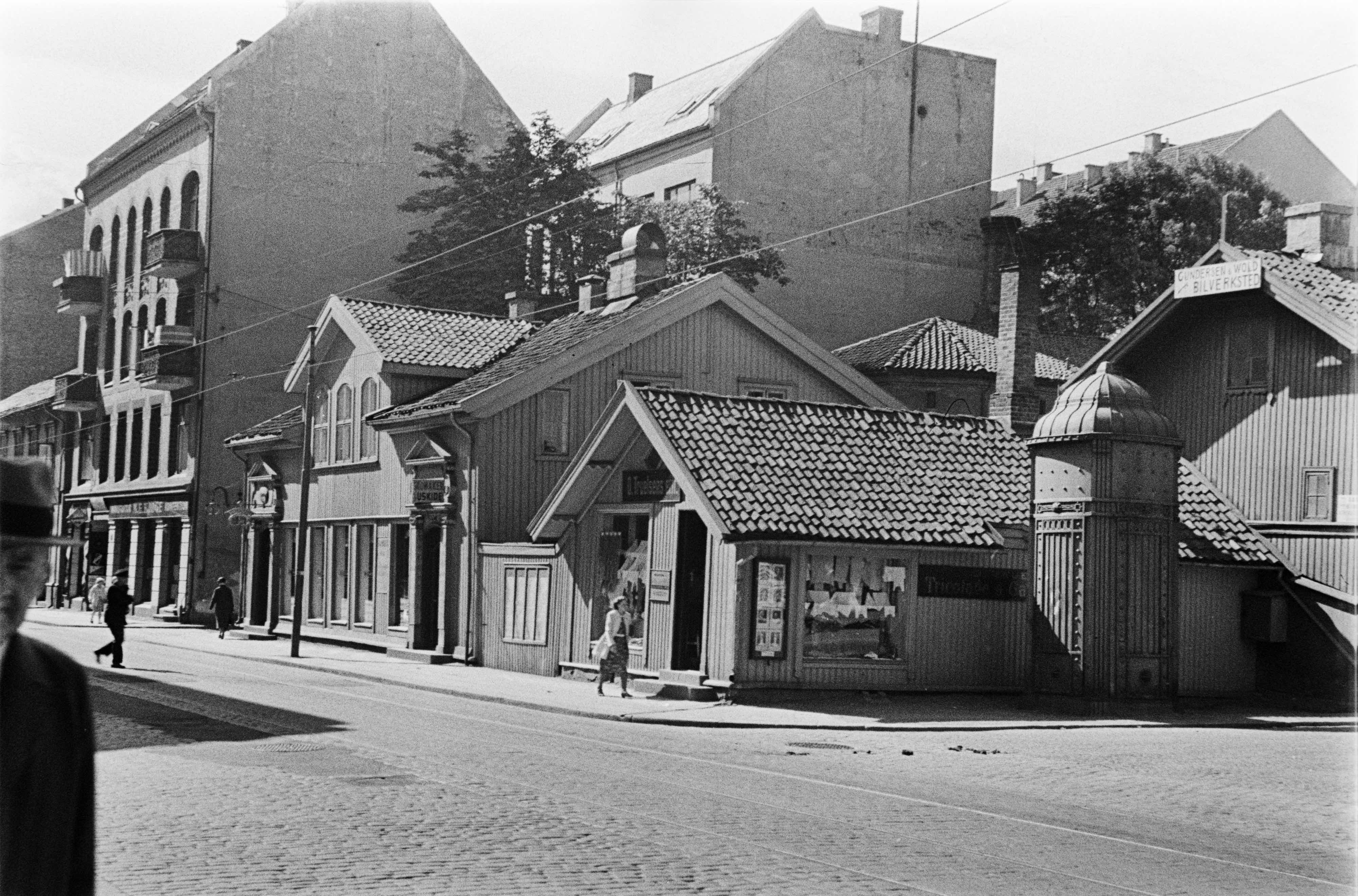 The corner of Bogstadveien and Industrigata with wooden houses, apartment buildings, shops, baker Brun's house and people