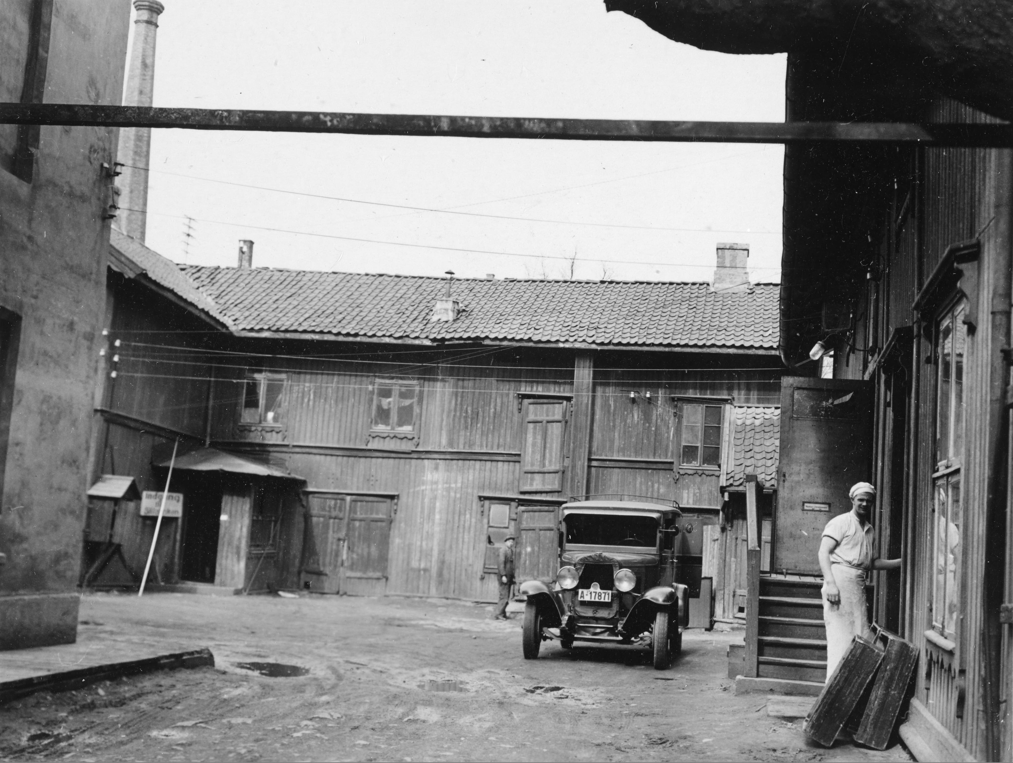 The backyard, Baker Brun in Bogstadveien 30, with a baker and a car