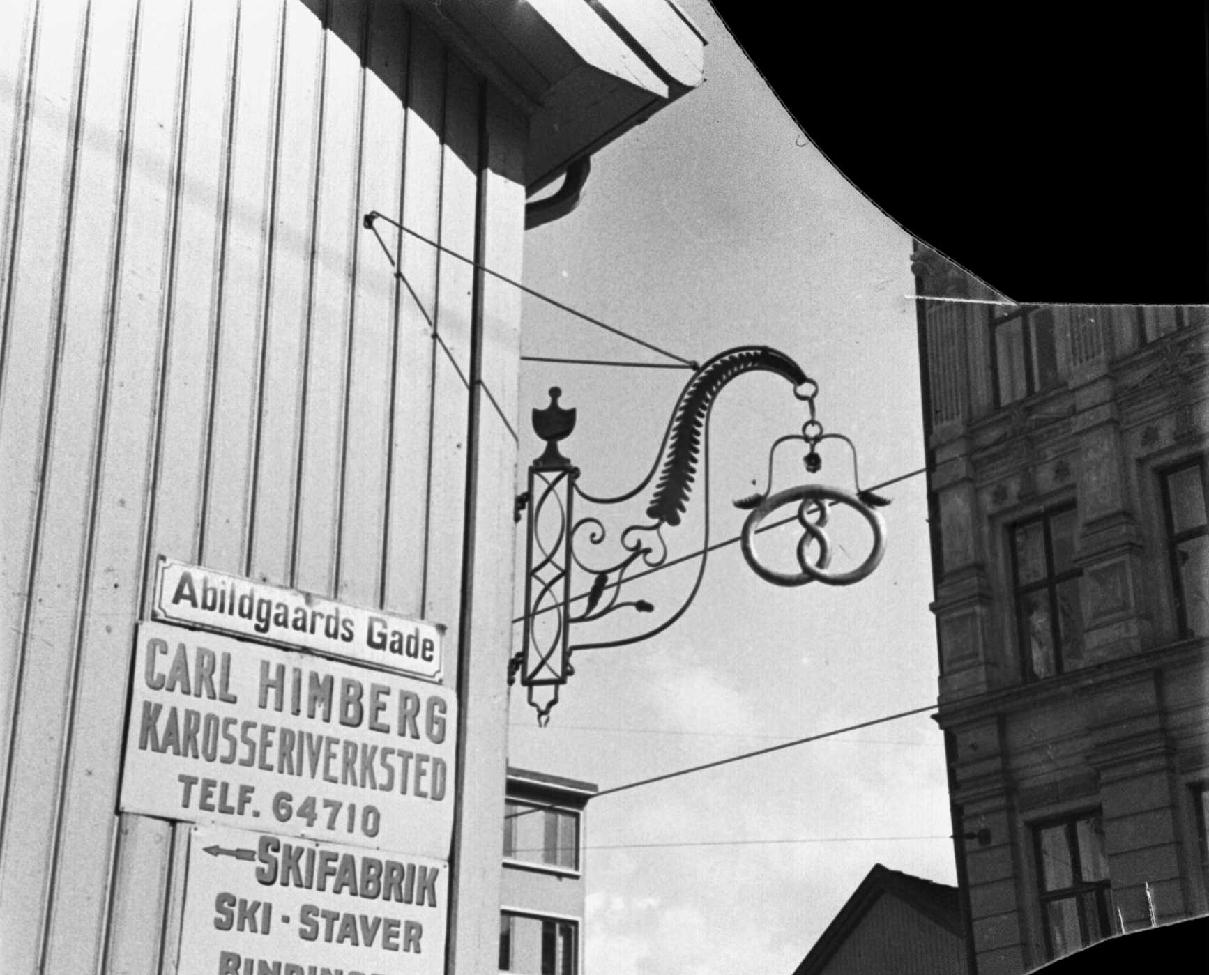 Baker Brun's bakery kringle on a wooden house in Bogstadveien