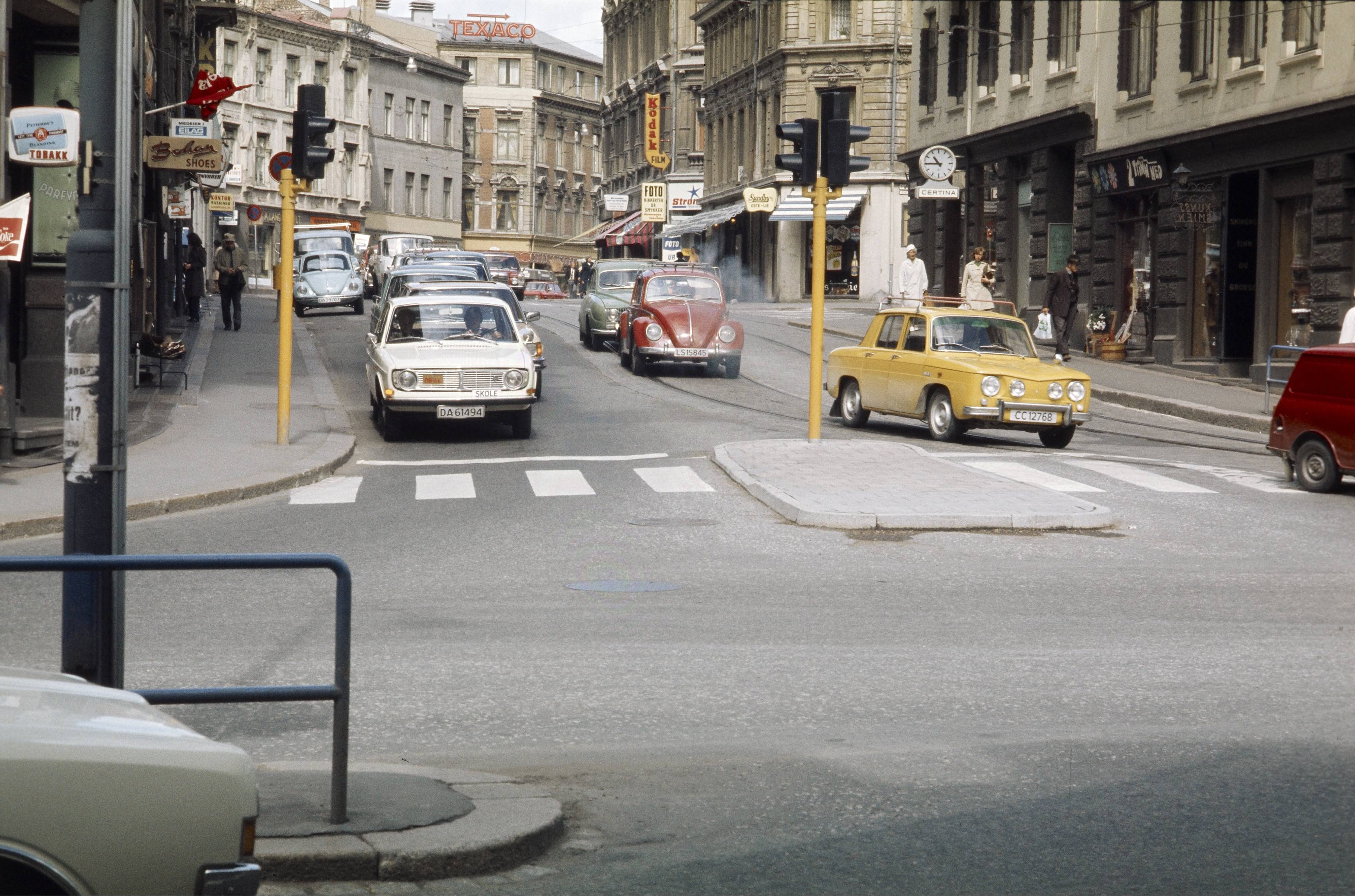 Hegdehaugsveien from Parkveien with street crossings, cars, Volvo car, Renault, people, business premises and traffic lights