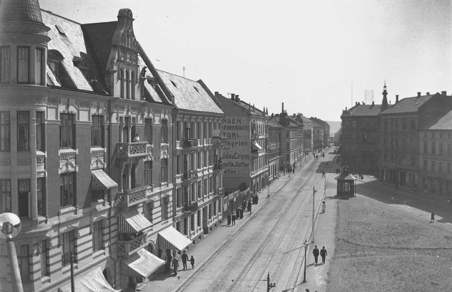 Gate med bygninger p&aring; hver side