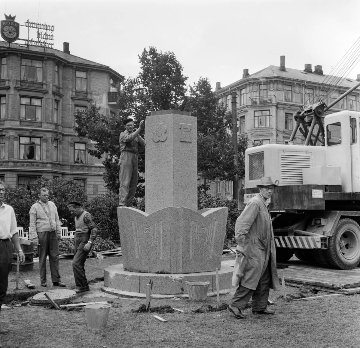Nic. Schi&oslash;ll&rsquo;s sculpture &laquo;The Girl with the Hop Vine&raquo; is being installed