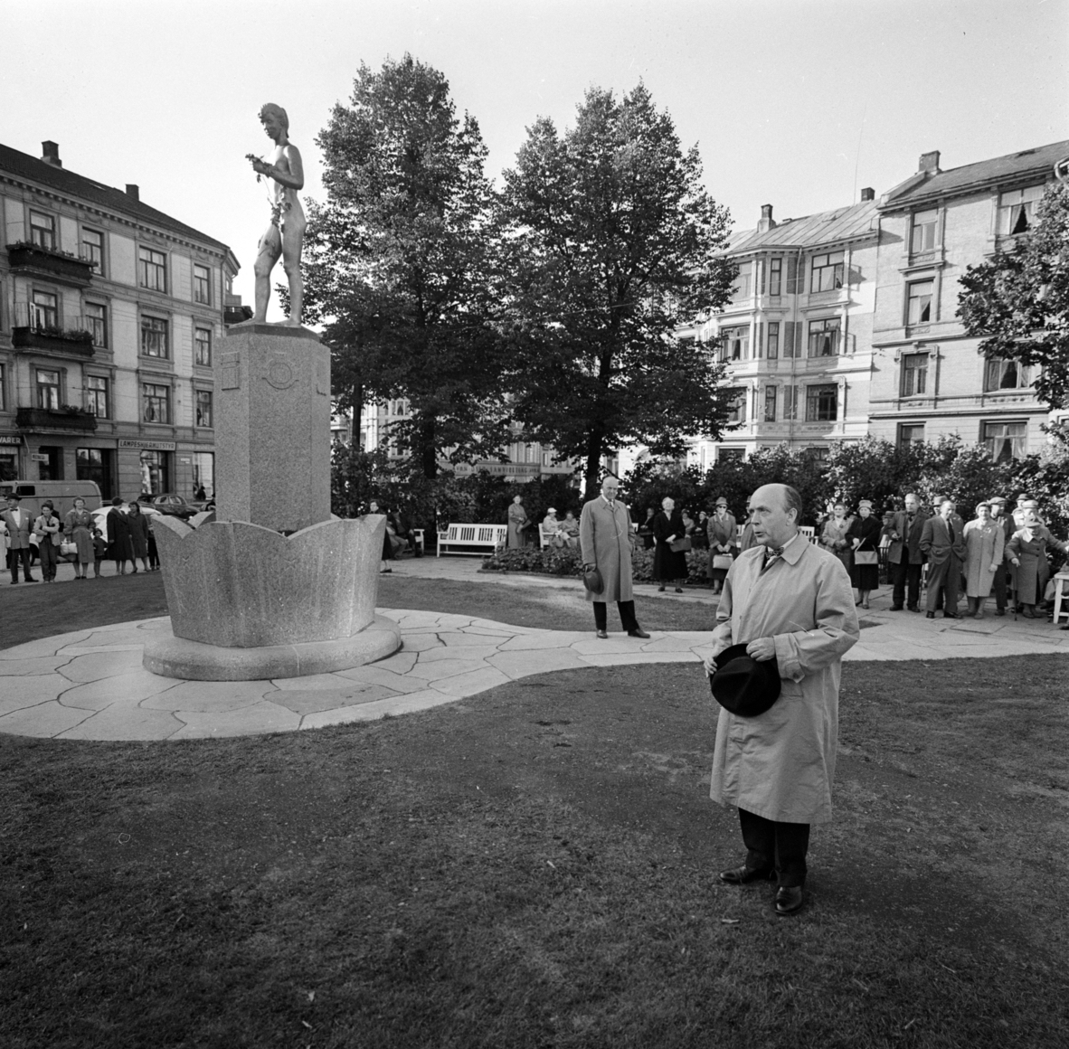 Mayor Brynjulf Bull unveils &laquo;The Girl with the Hop Vine&raquo;