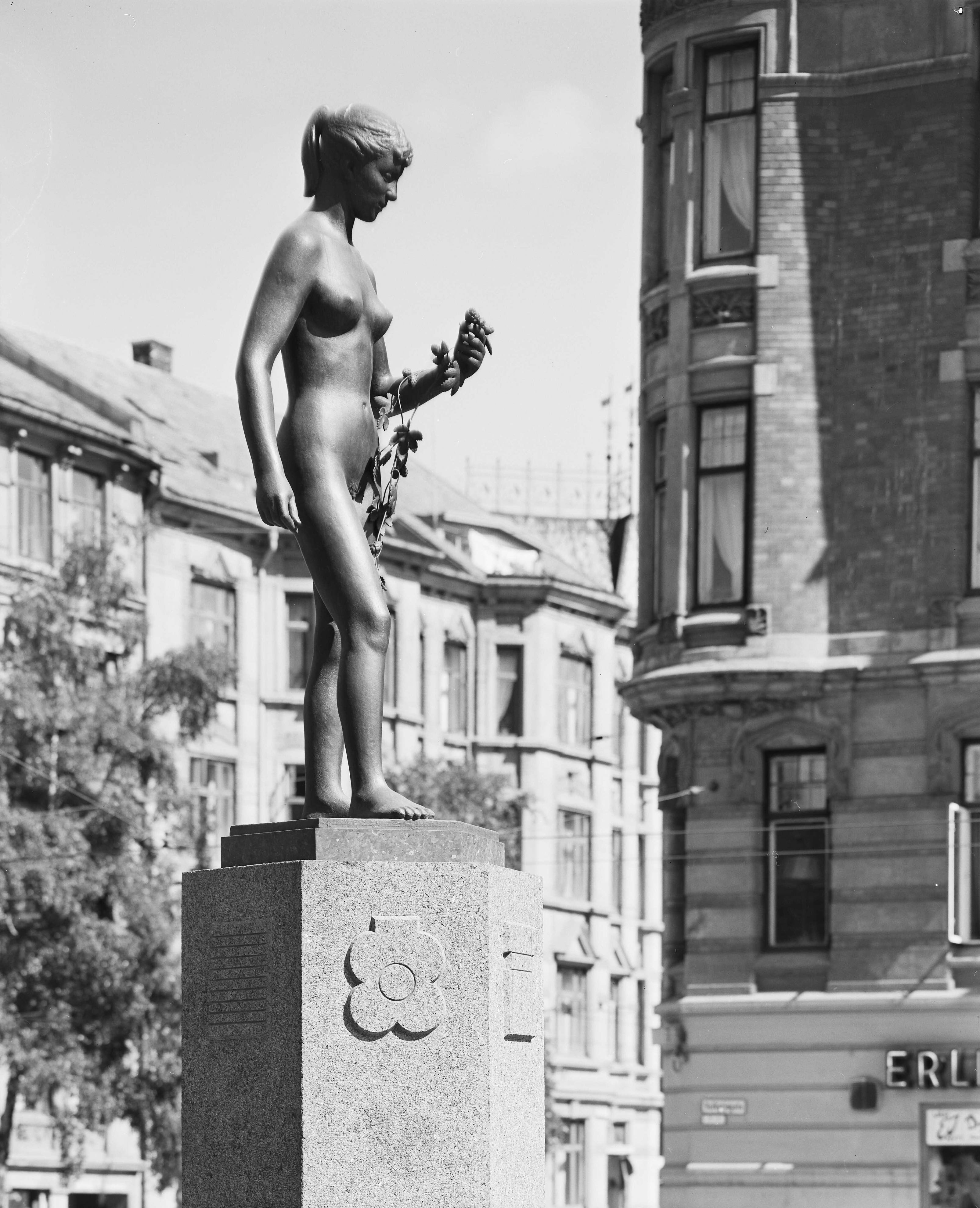 &laquo;The Girl with the Hop Vine&raquo; seen from the side