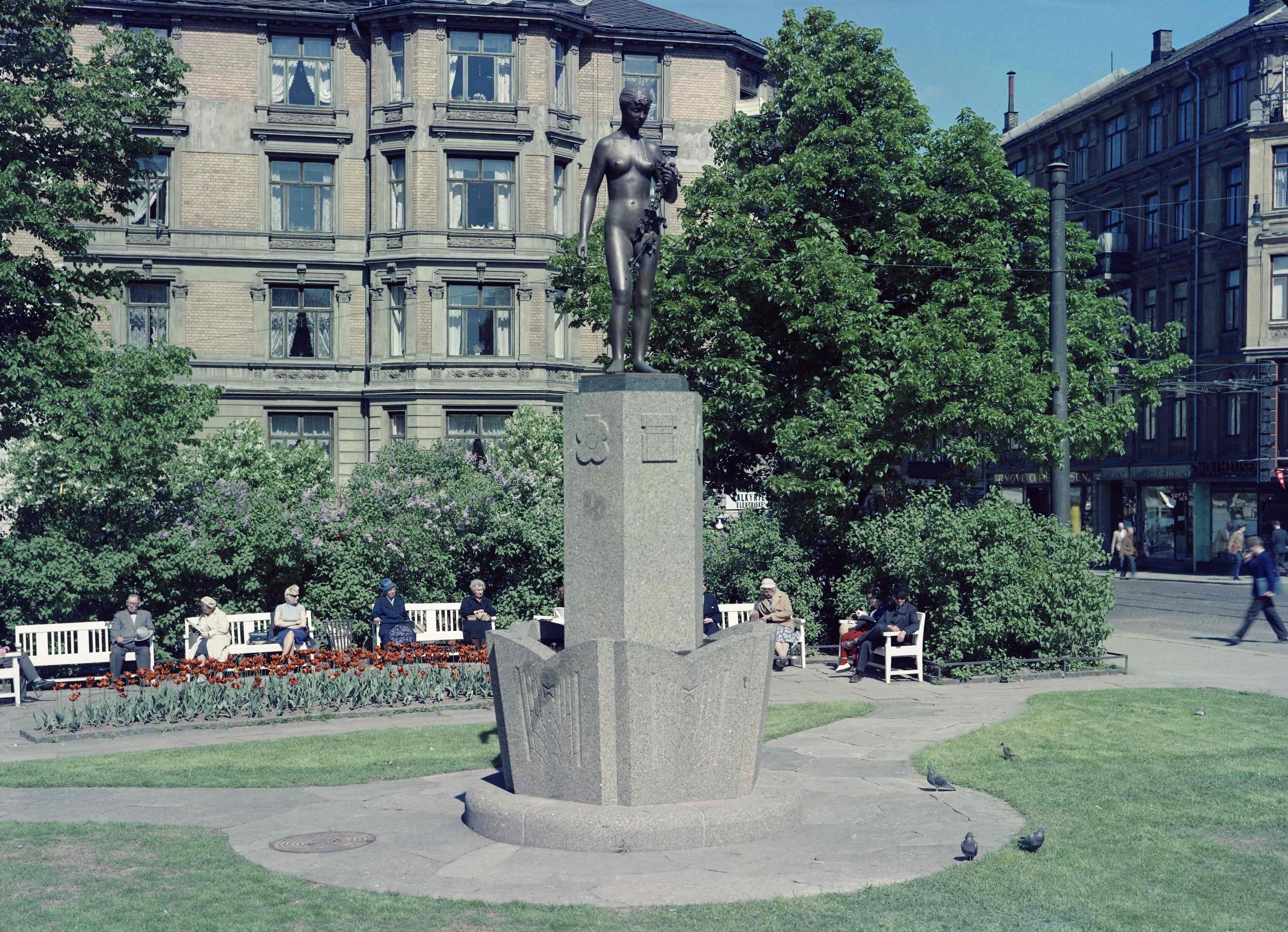 The sculpture &laquo;The Girl with the Hop Vine&raquo; at Valkyrie Square