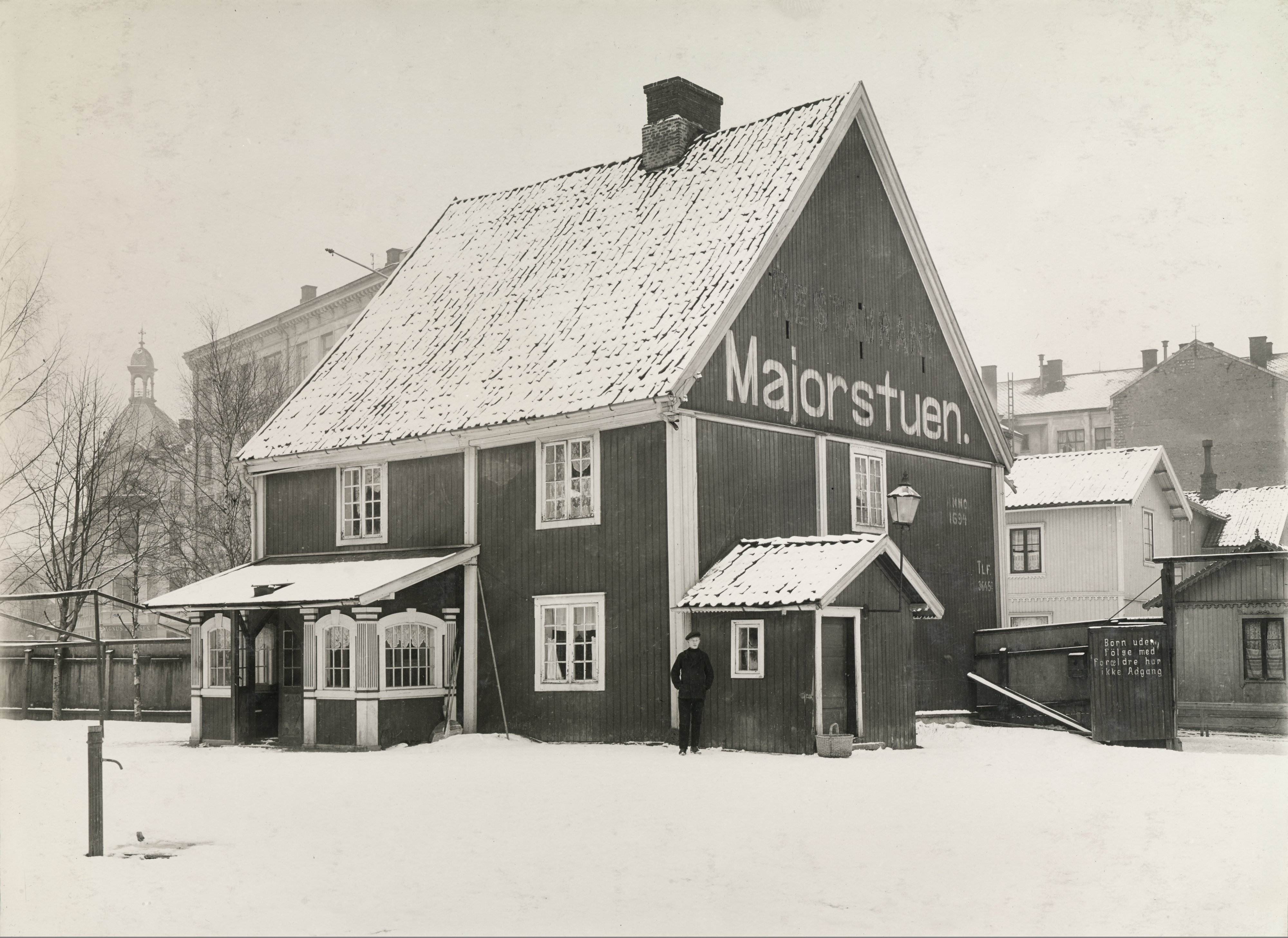 Hus der det st&aring;r Majorstuen med stor skrift p&aring; den ene veggen