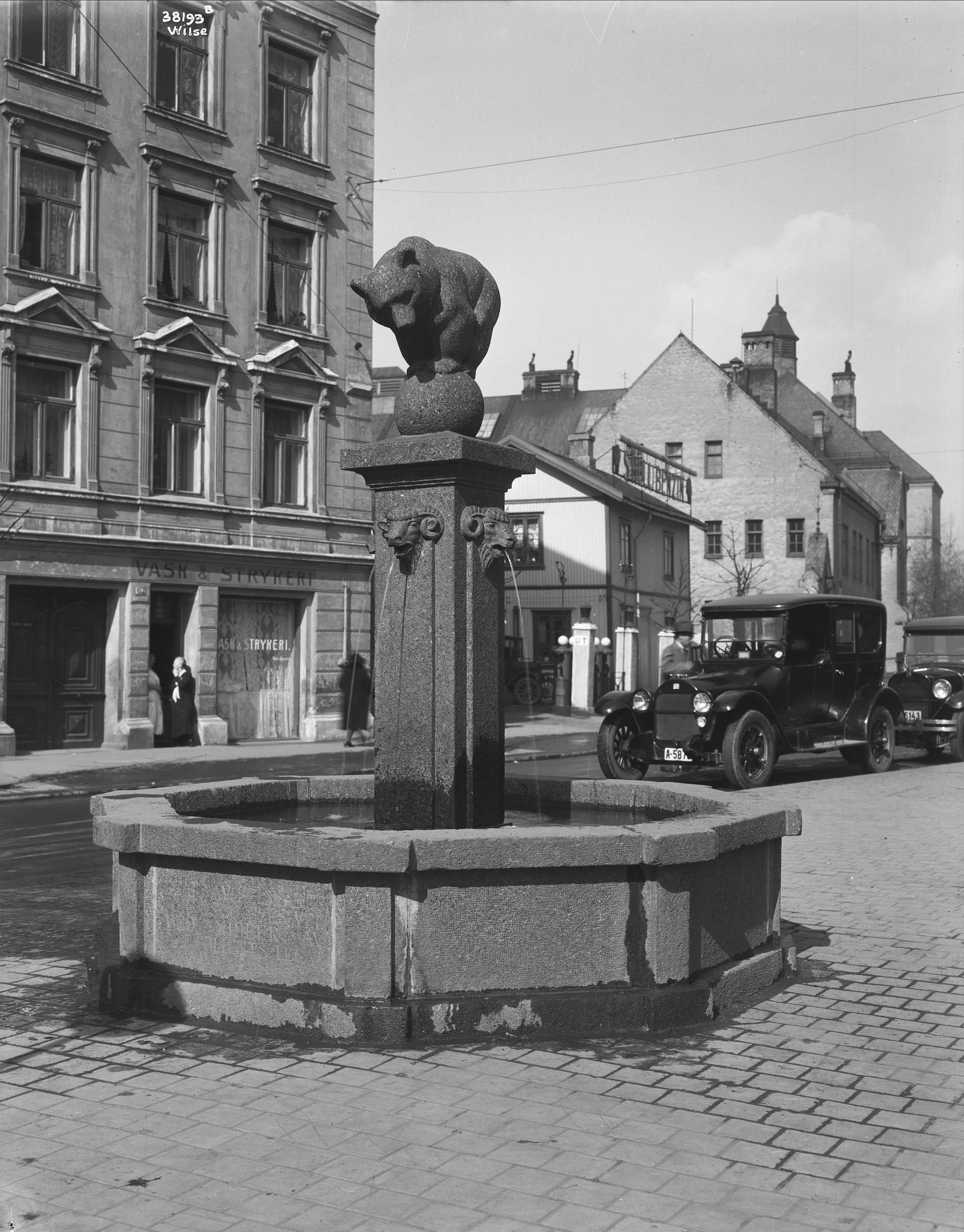 &laquo;The Bear Fountain&raquo; at Majorstuen in Oslo