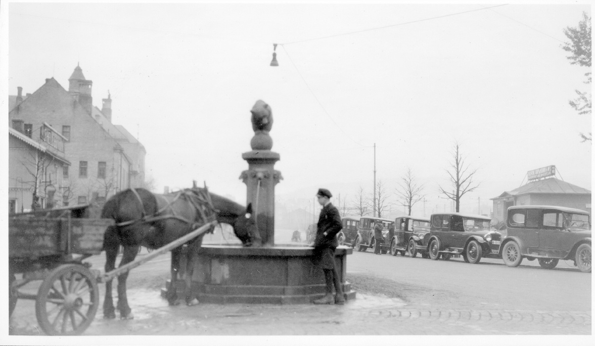 Horse and cart at the drinking fountain "The Bear Fountain"