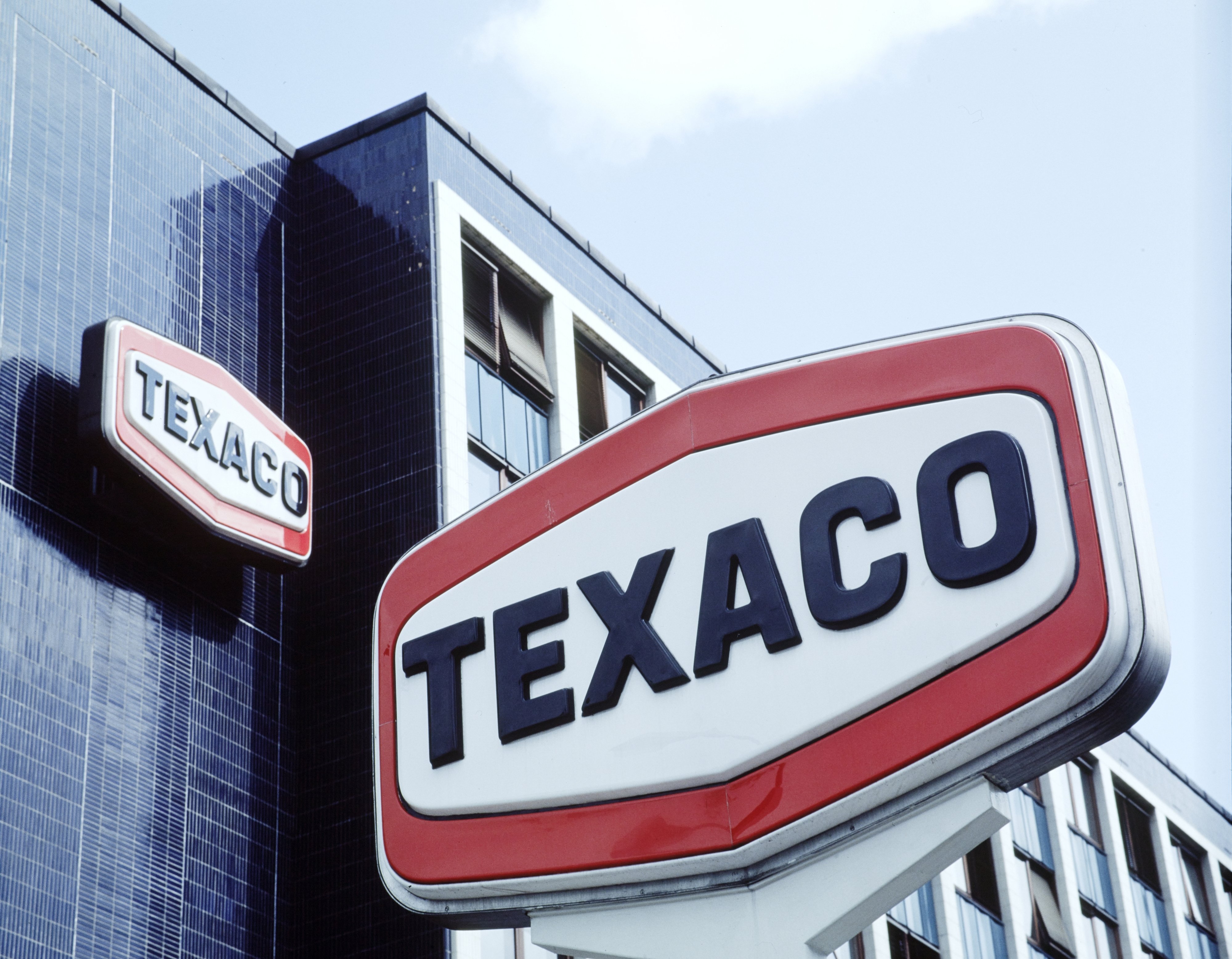 Skilt i r&oslash;dt og hvitt med TEXACO i svart skrift