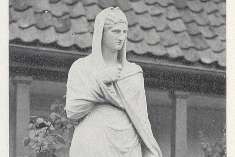 Helfigurstatue av en kvinne med klede rundt kroppen