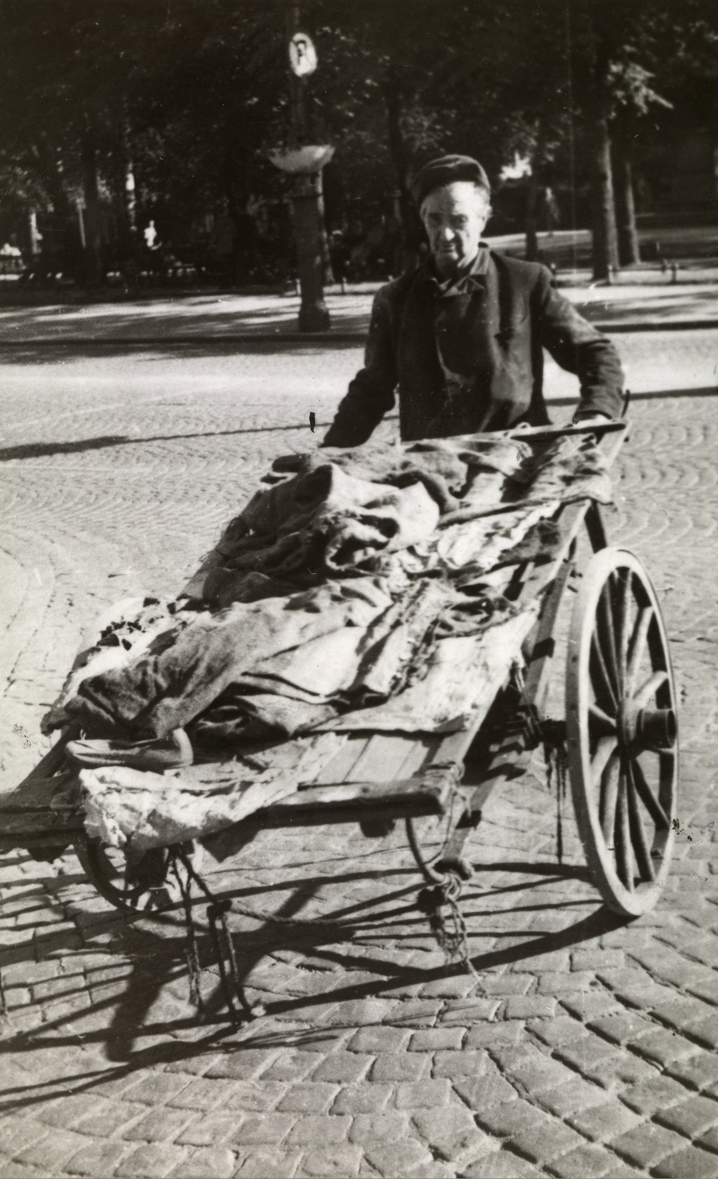 The city original "Luse-Frantz" with his handcart