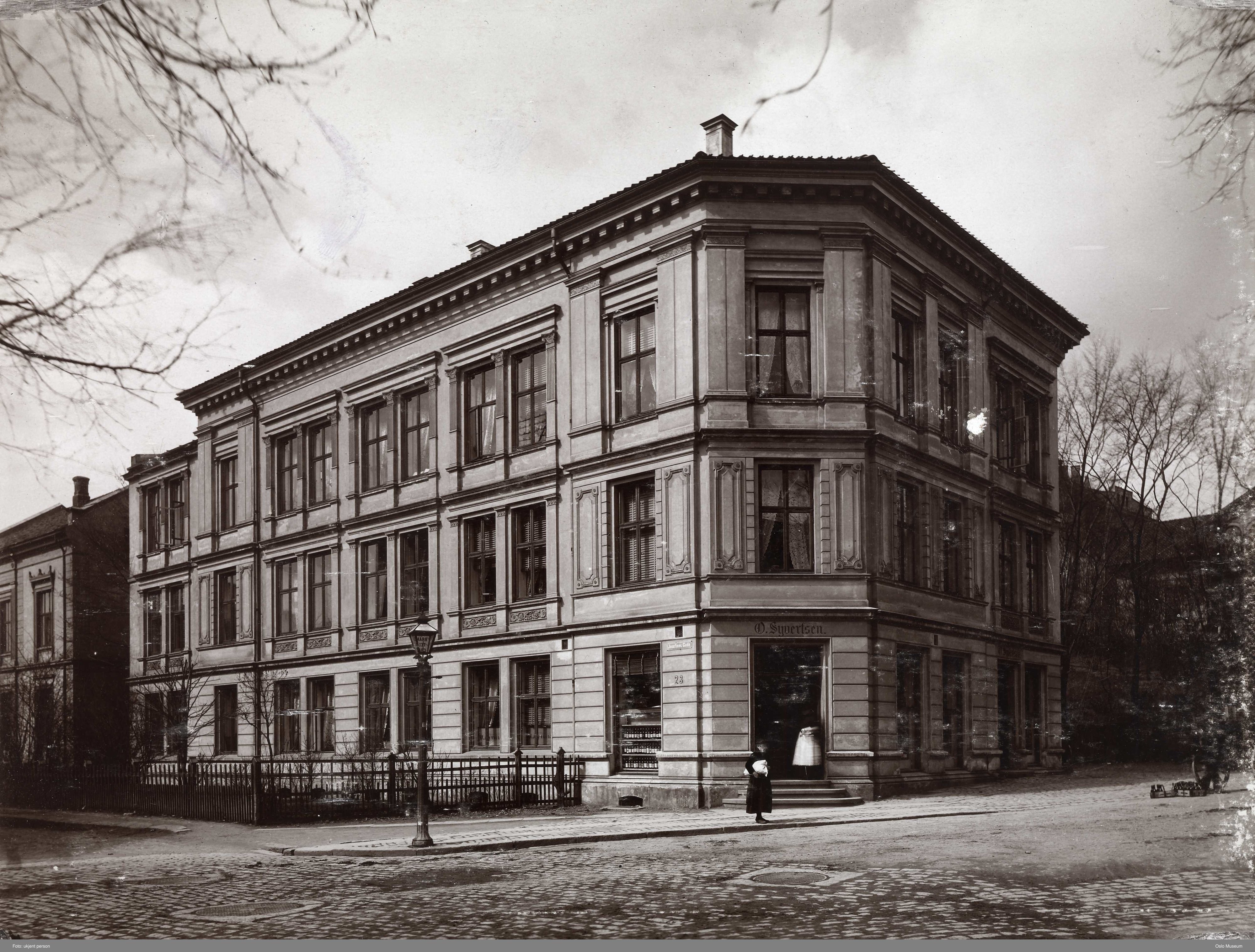 Byg&aring;rd over tre etasjer