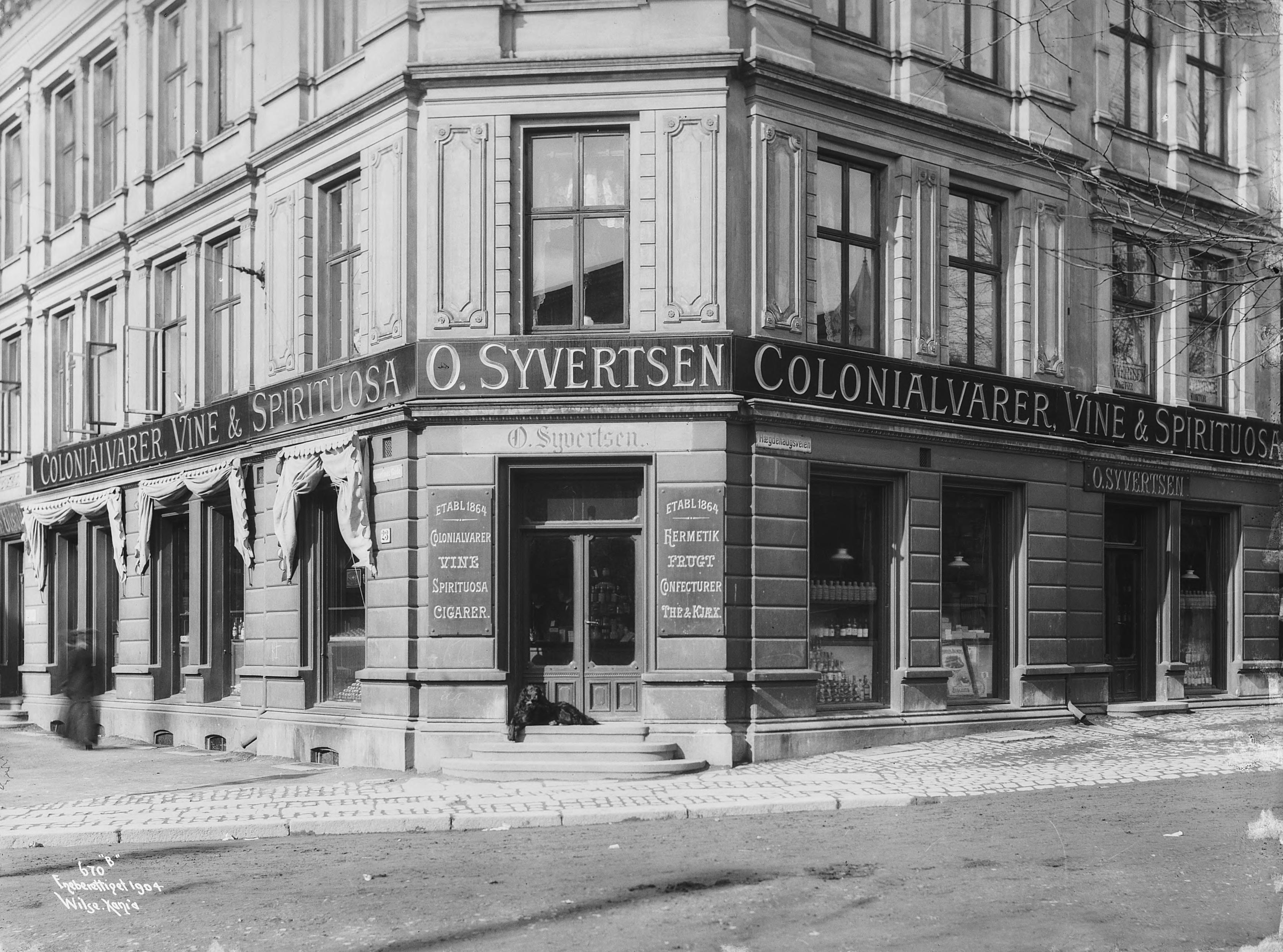 Hj&oslash;rnebygning med skiltet O. Syvertsen