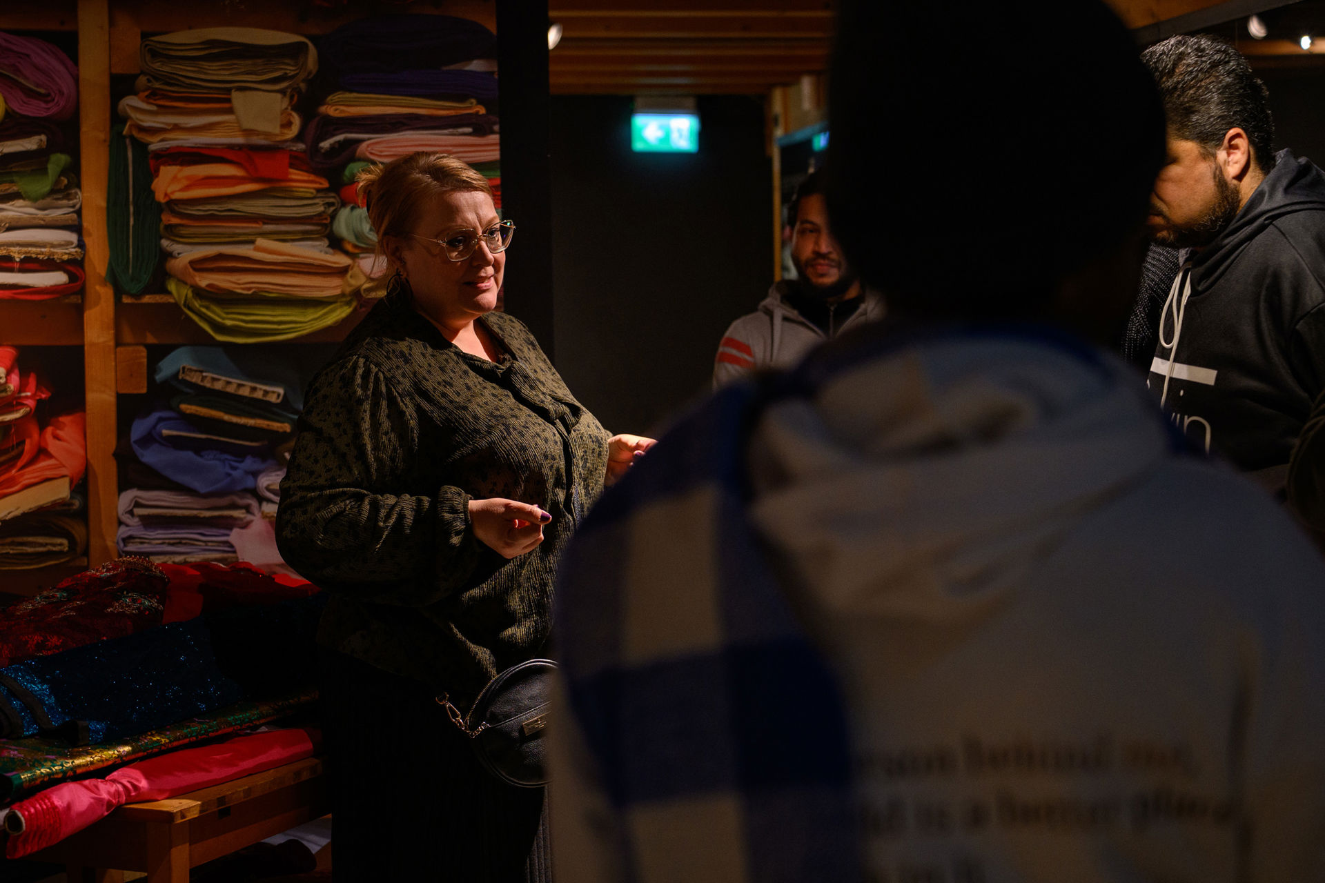 kvinne snakker til gruppe med voksne