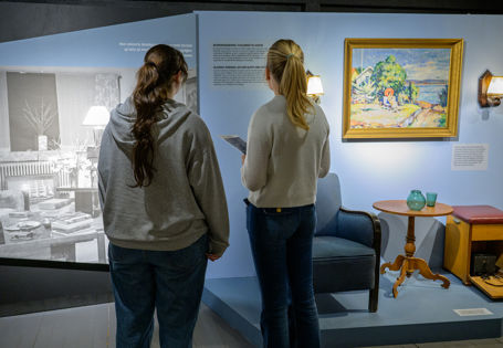 to skoleelever ser på utstilling
