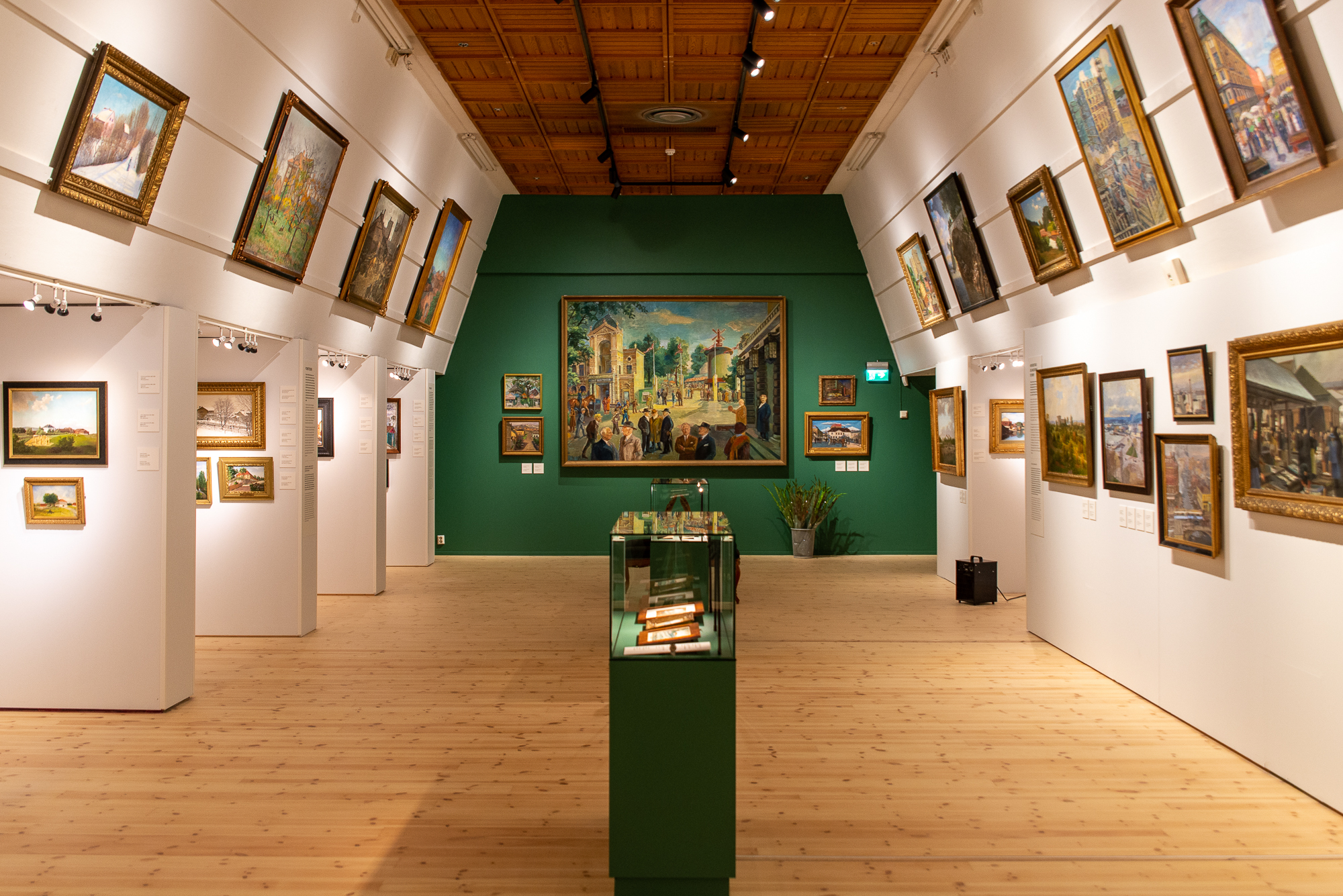 Rom med flere historiske malerier av Oslo.