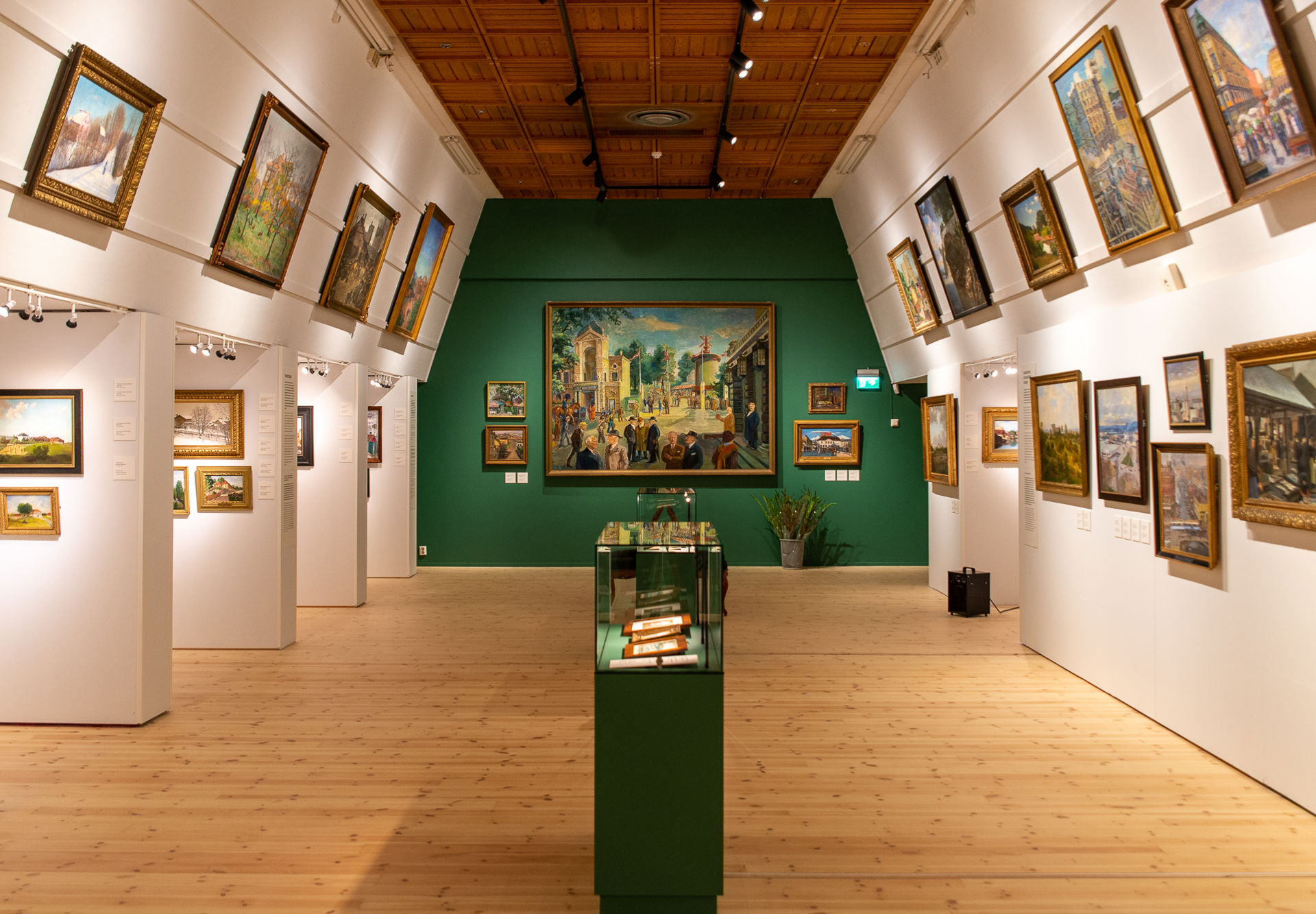 Rom med flere historiske malerier av Oslo.