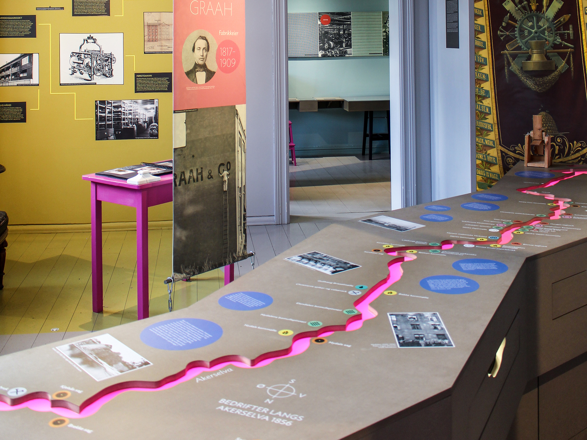 Modell av rosa elv inne i utstilling