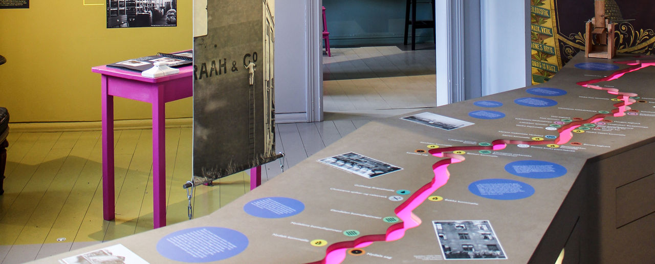 Modell av rosa elv inne i utstilling