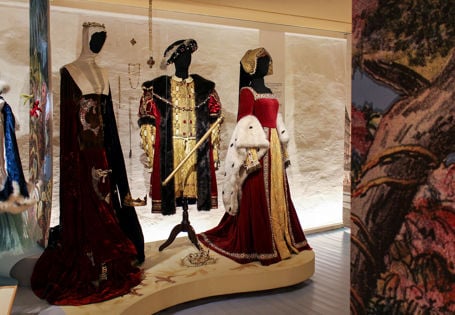Tre teaterkostymer, alle med kongelig preg.