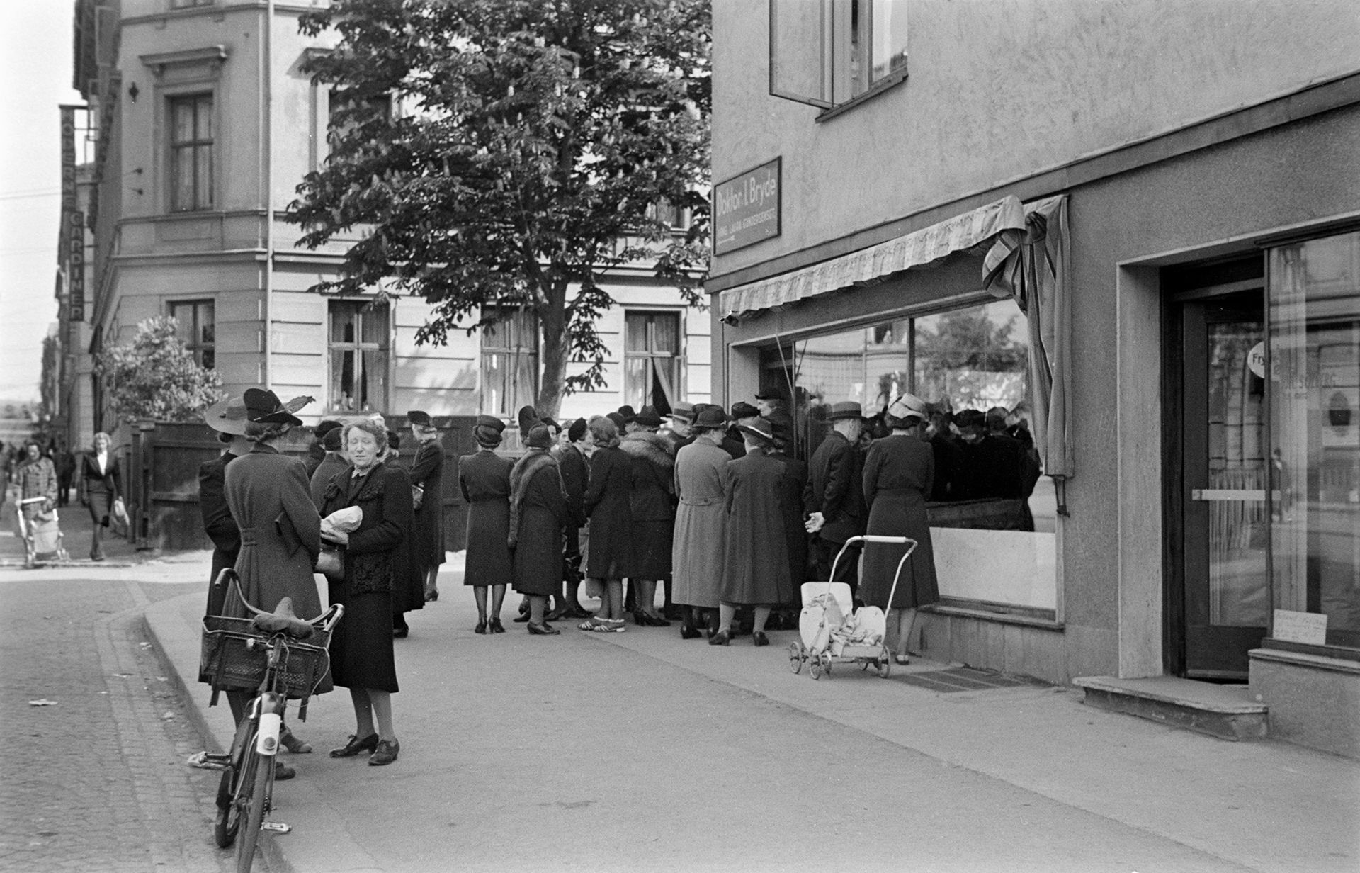 Kvinner i kø foran butikk