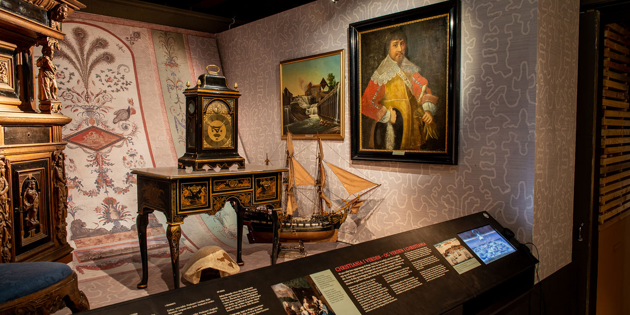 Mange utstillingsobjekter, blant annet maleri, skipsmodell, gammel klokke og et skilpaddeskall