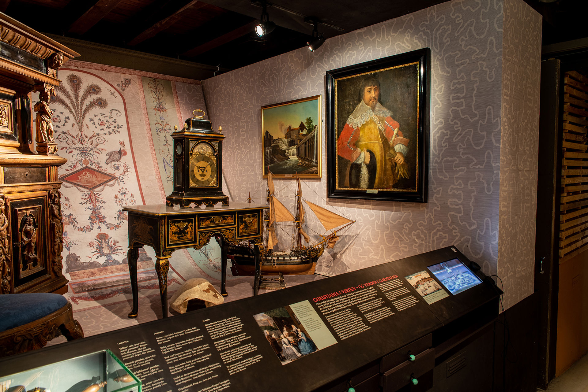 Mange utstillingsobjekter, blant annet maleri, skipsmodell, gammel klokke og et skilpaddeskall