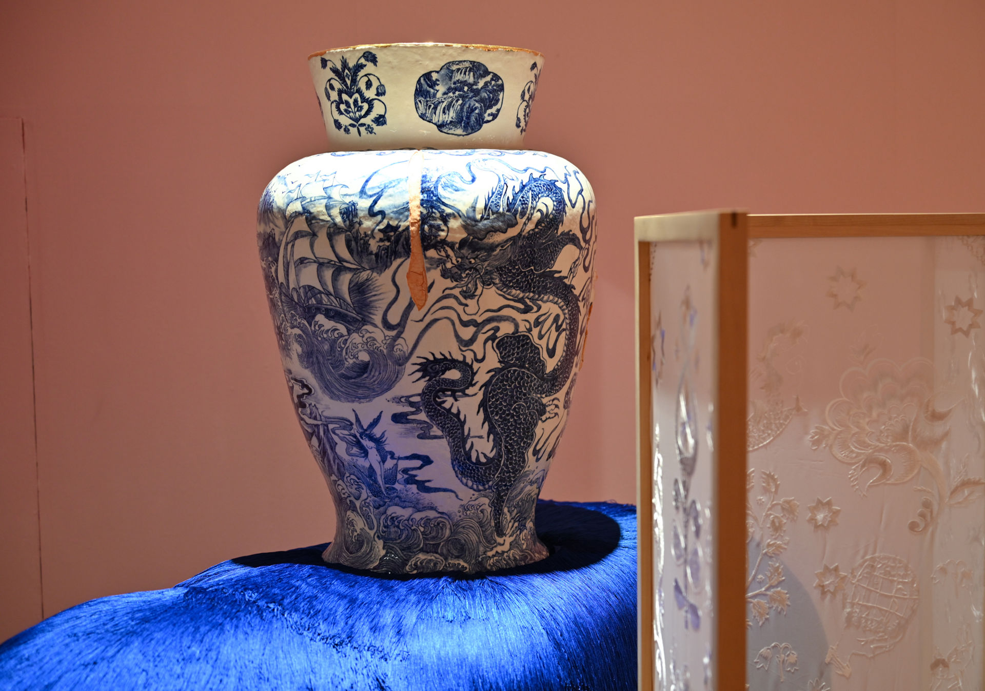 dekorert blå og hvit stor vase