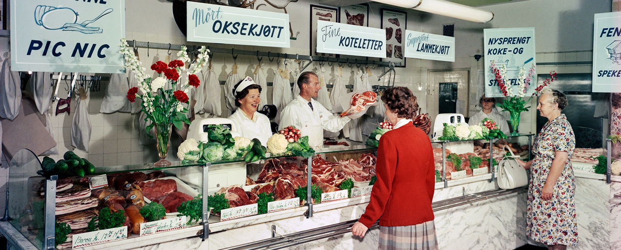 Ferskvaredisk med kjøtt i kolonialforretning, 1960-tallet