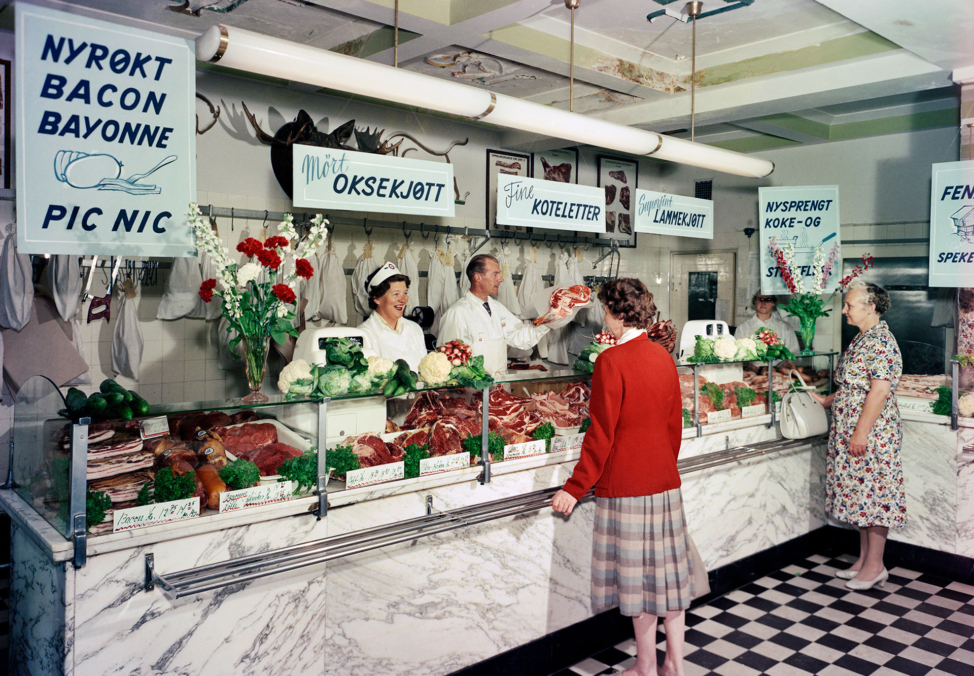 Ferskvaredisk med kjøtt i kolonialforretning, 1960-tallet