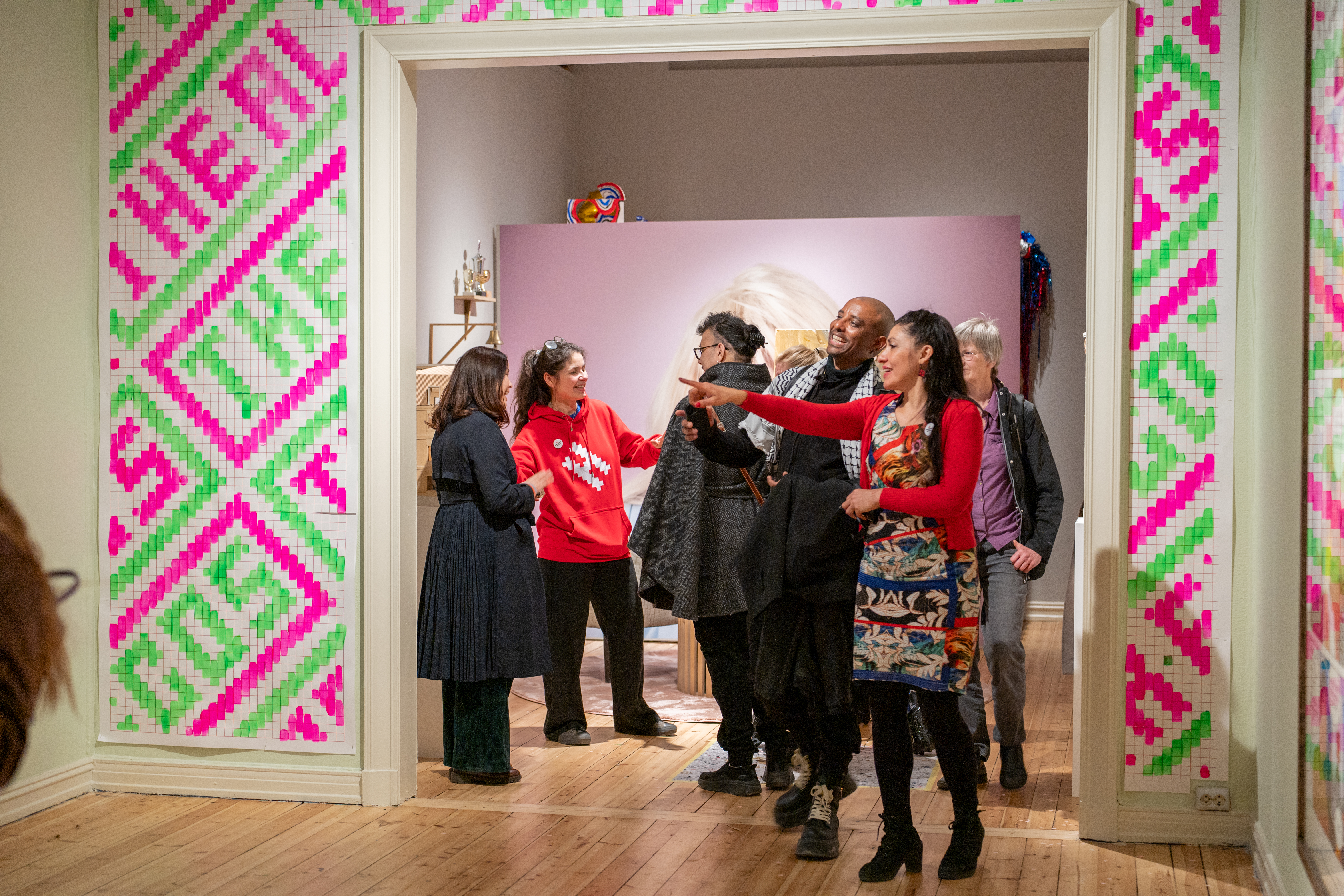 Mennesker i utstillingsrom